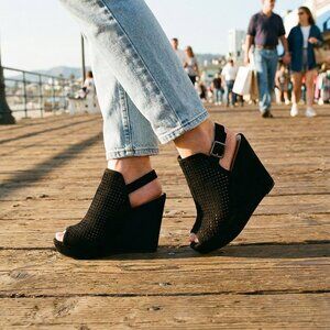 Chinese Laundry Black Peep Toe Wedge Sandals Perforated Slingback Size 8 Y2K 90s